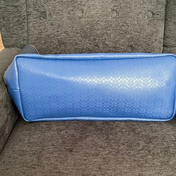 Coach Signature Weekend Tote Bag. PVC Coated Bottom With Inside Matching Pouch. - Picture 3 of 7
